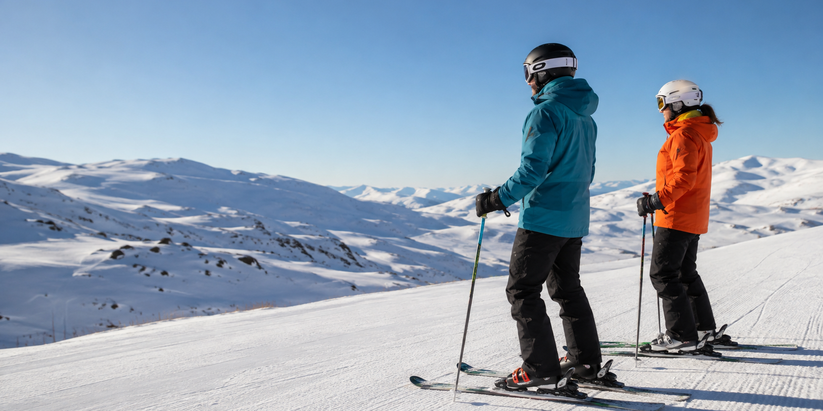 Esquiadores en sierra Nevada Dos esquiadores equipados en una pista de nieve con vistas a la montaña